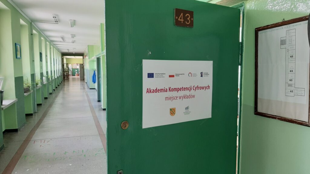fot. 5. Oznaczenie miejsca wykładów Akademii Kompetencji Cyfrowych. W Czempiniu była to jedna z sal szkoły podstawowej.