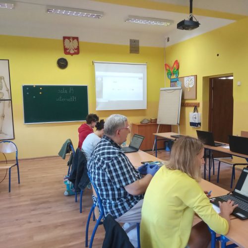 fot. 3. Zajęcia szkoleniowe Akademii Kompetencji Cyfrowych przeprowadzane w 2020 roku w salach szkół podstawowych w Siedlikowie oraz w Ostrzeszowie.